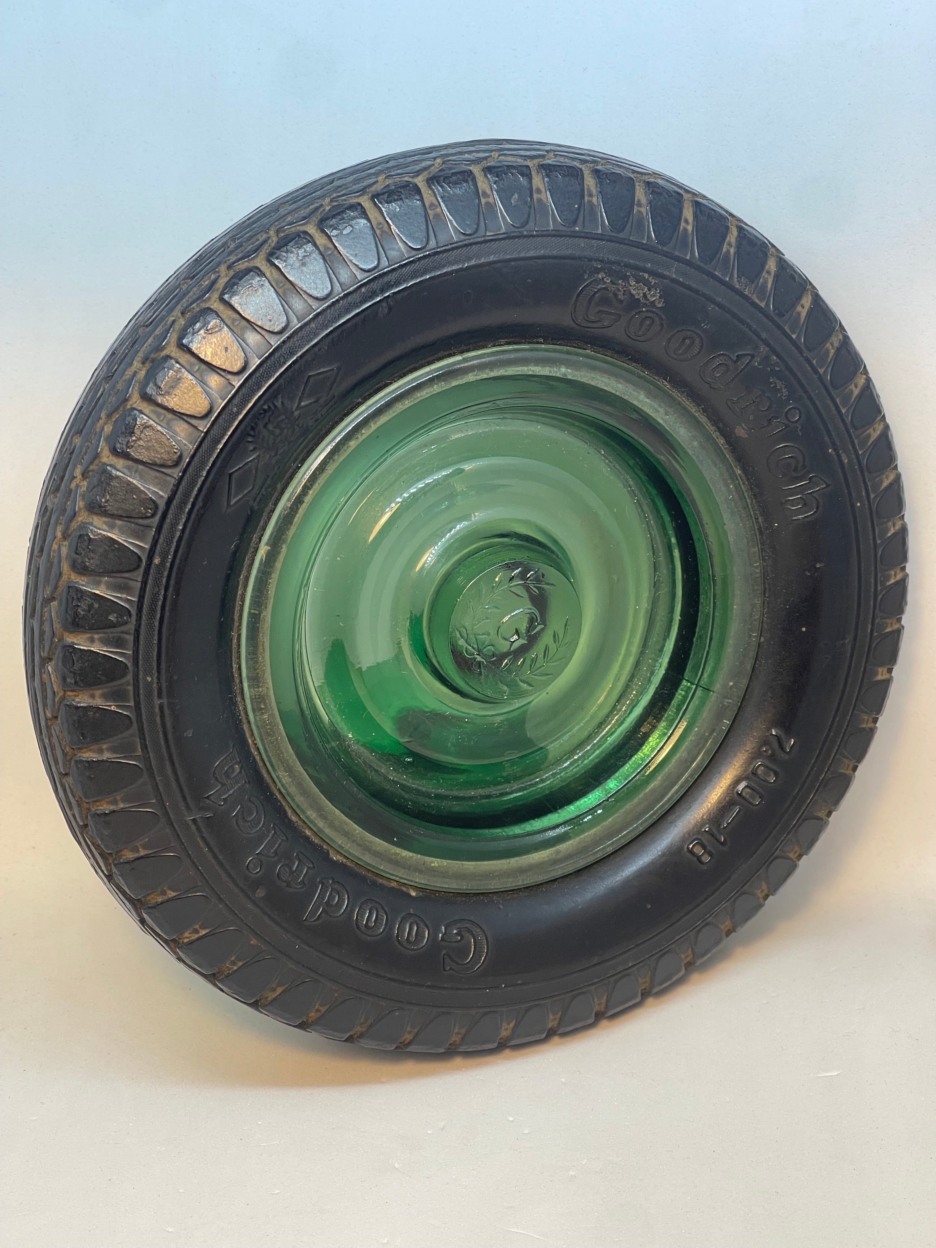 Posacenere Vintage BF Goodrich Anni 60 – Posacenere Pubblicitario da Collezione con Inserto in Vetro Verde