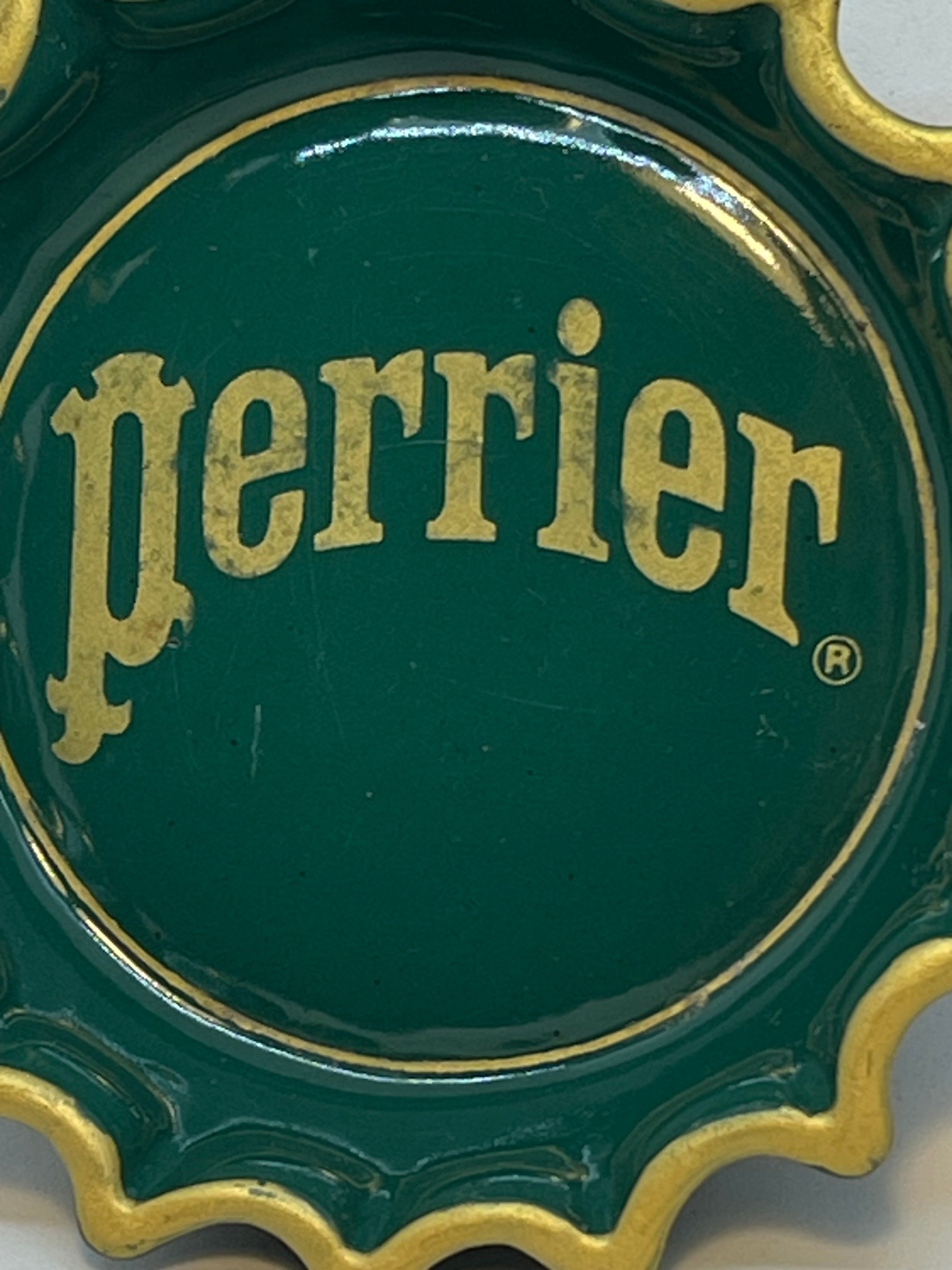 Posacenere Vintage Perrier in Ceramica a Forma di Tappo a Corona – Anni '60/'70