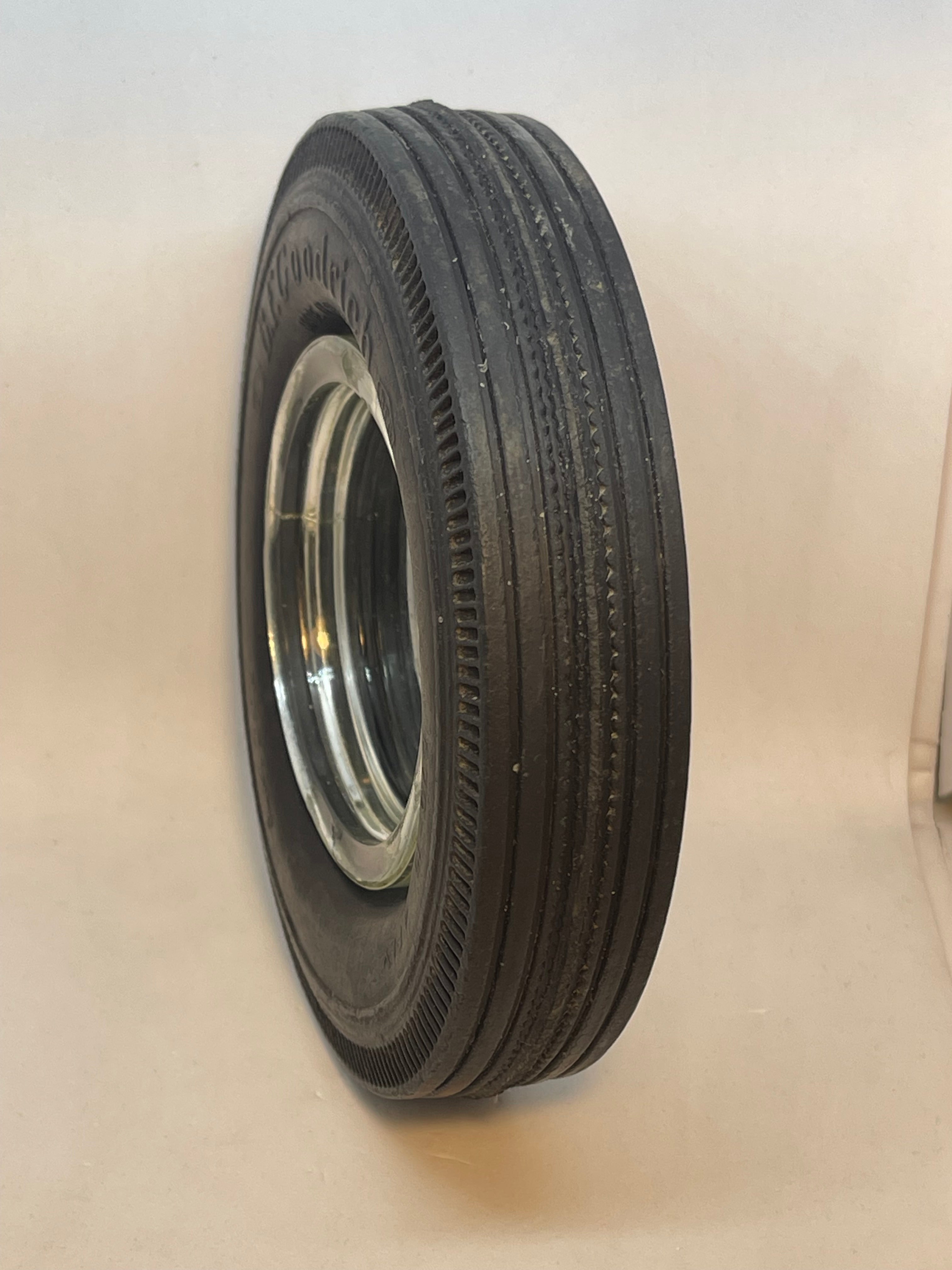 Posacenere Vintage BF Goodrich Anni '60 '70 – Mini Pneumatico in Gomma con Inserto in Vetro
