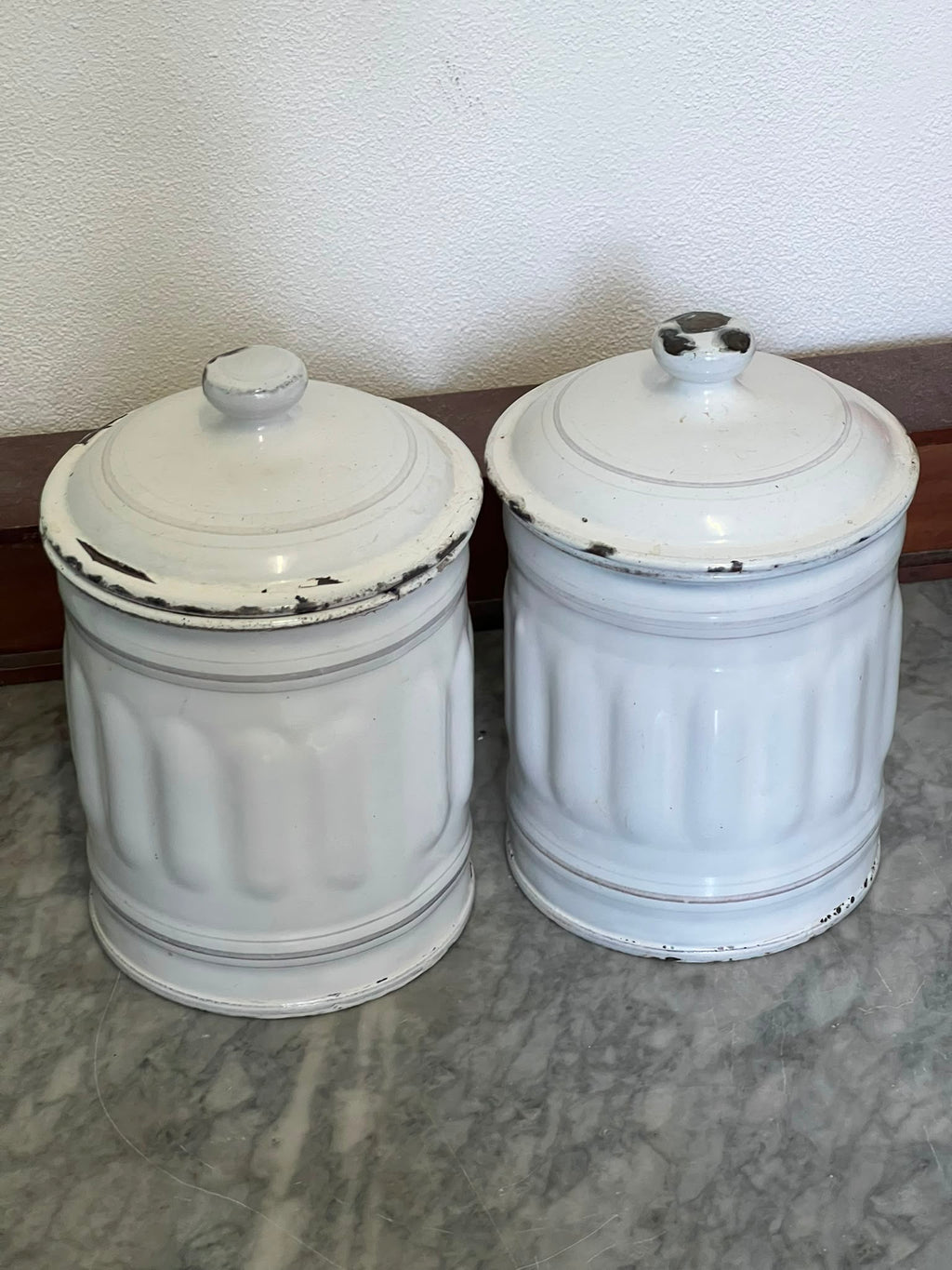 Coppia di Barattoli Antichi Francesi in Metallo Smaltato "Café" e "Chicorée" – Stile Brocante / Shabby Chic (Anni '50) pezzo unico
