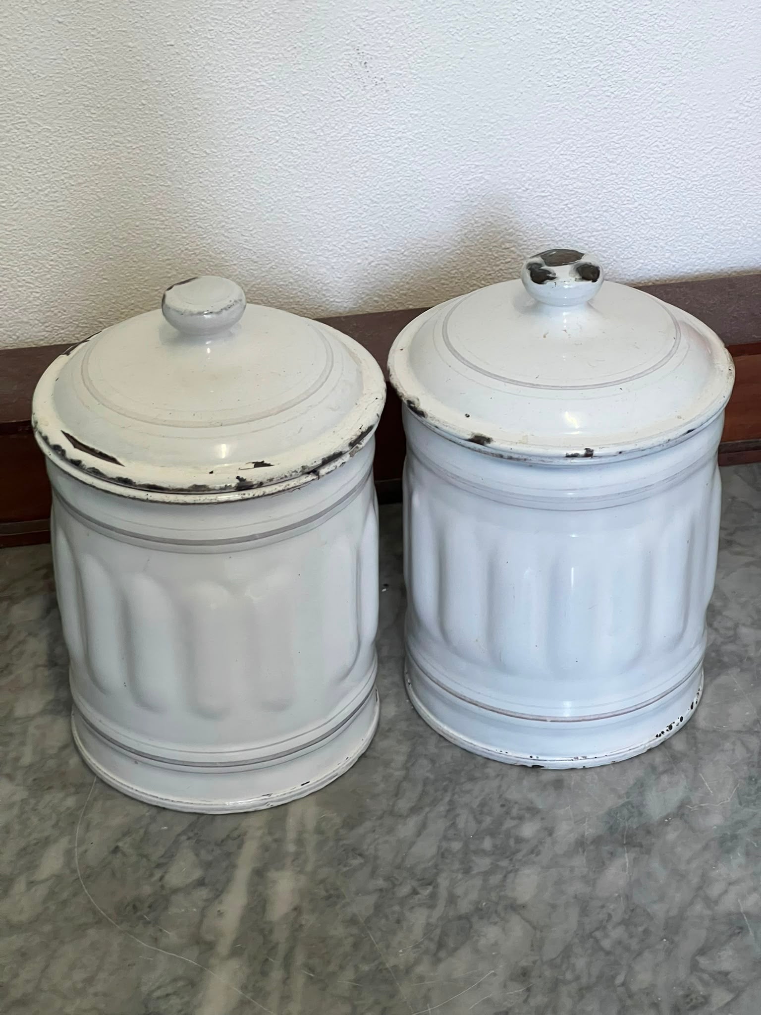 Coppia di Barattoli Antichi Francesi in Metallo Smaltato "Café" e "Chicorée" – Stile Brocante / Shabby Chic (Anni '50) pezzo unico