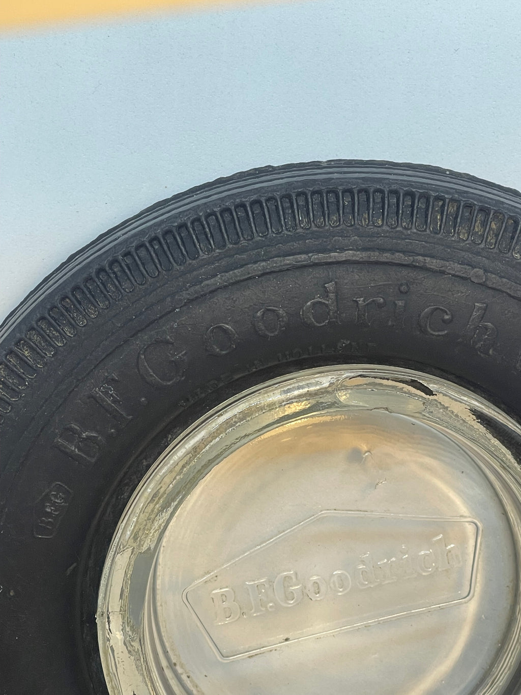 Posacenere Vintage BF Goodrich Anni '60 '70 – Mini Pneumatico in Gomma con Inserto in Vetro
