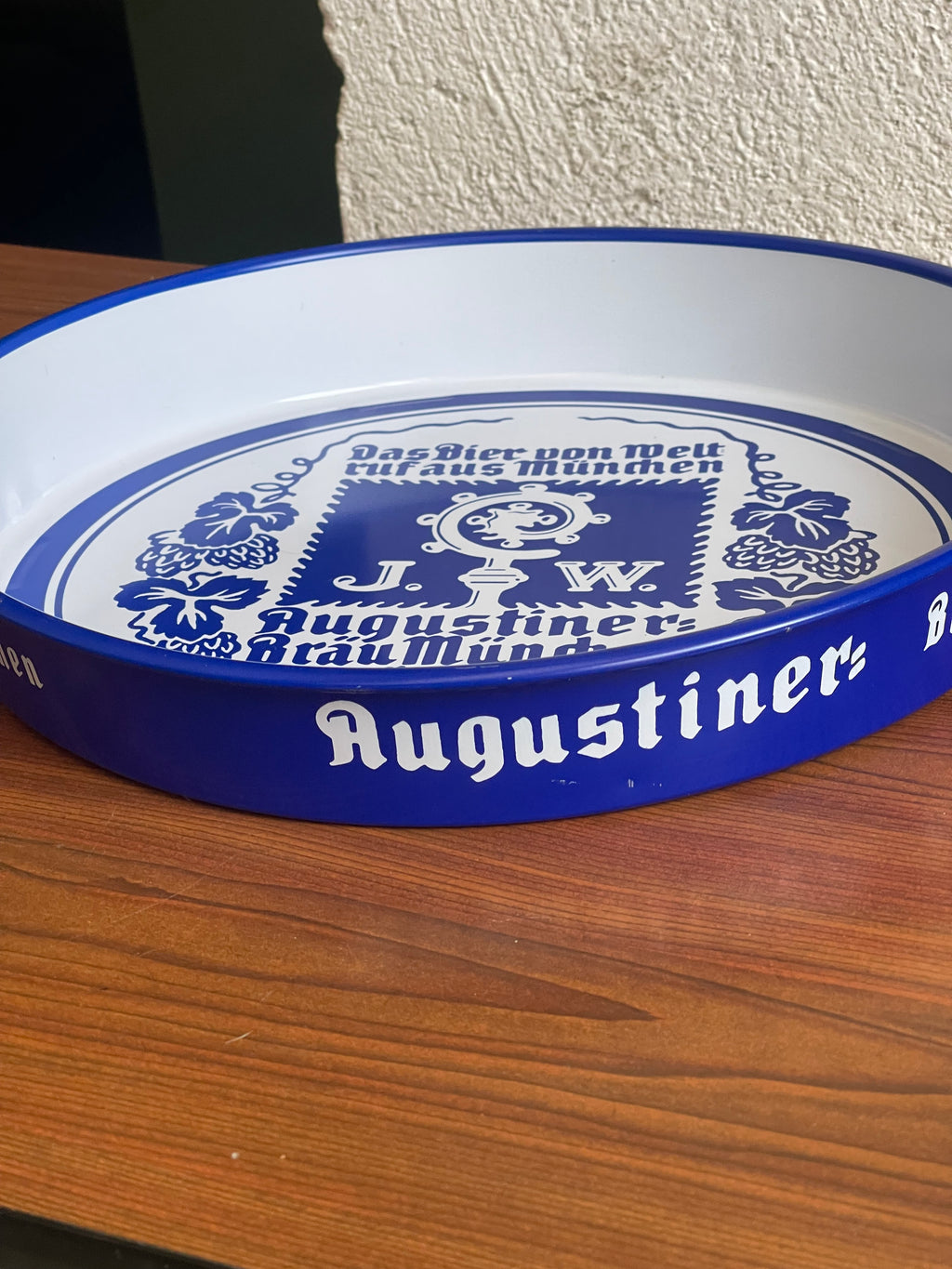 Vassoio Birra Vintage Augustiner-Bräu München Smaltato – Oggetto da Collezione Bar / Man Cave pezzo unico