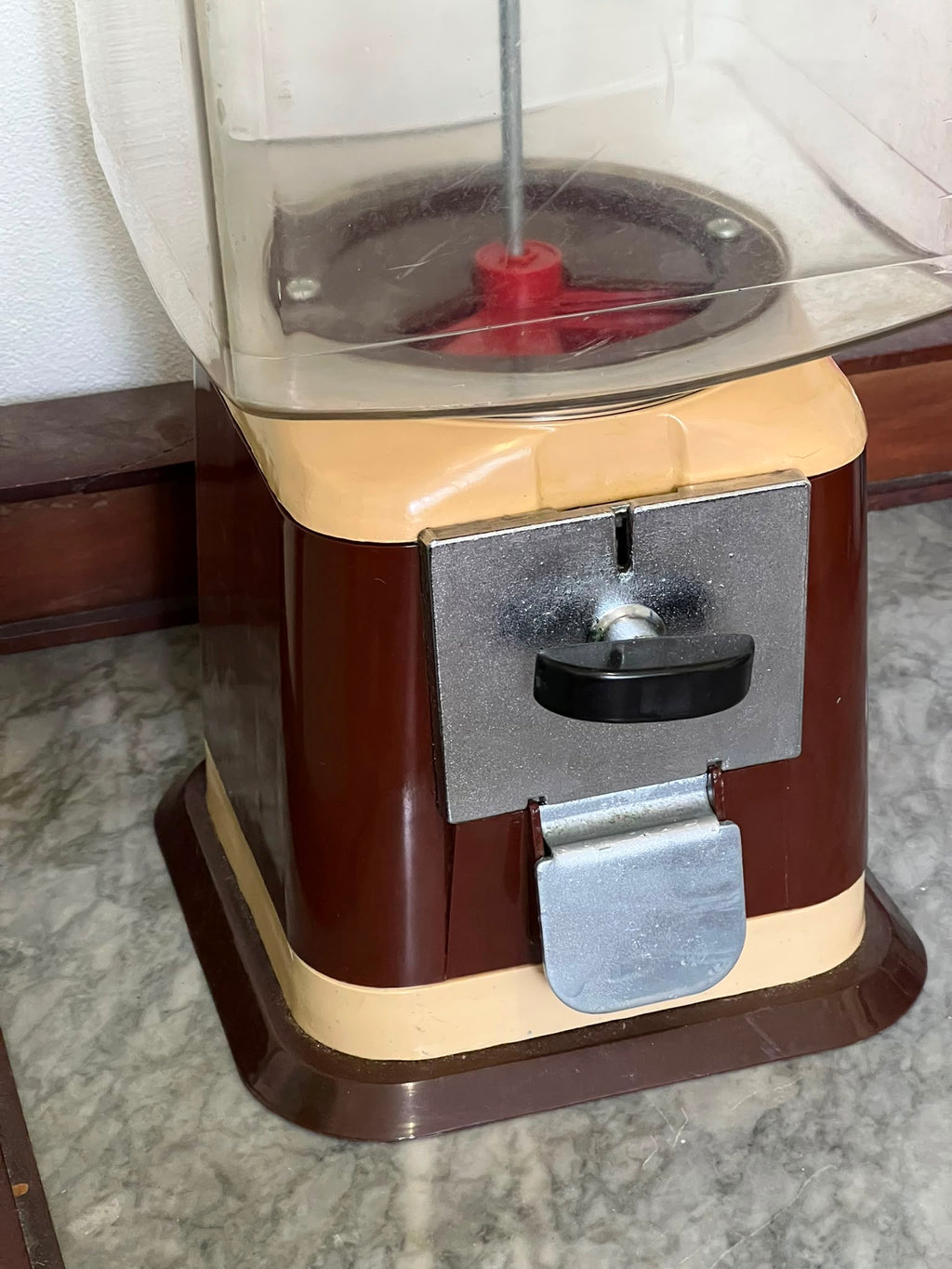 Distributore Automatico Vintage Anni '70 | Dispenser Caramelle e Noccioline Funzionante con Monete da 500 Lire (2 Monete Incluse) pezzo unico