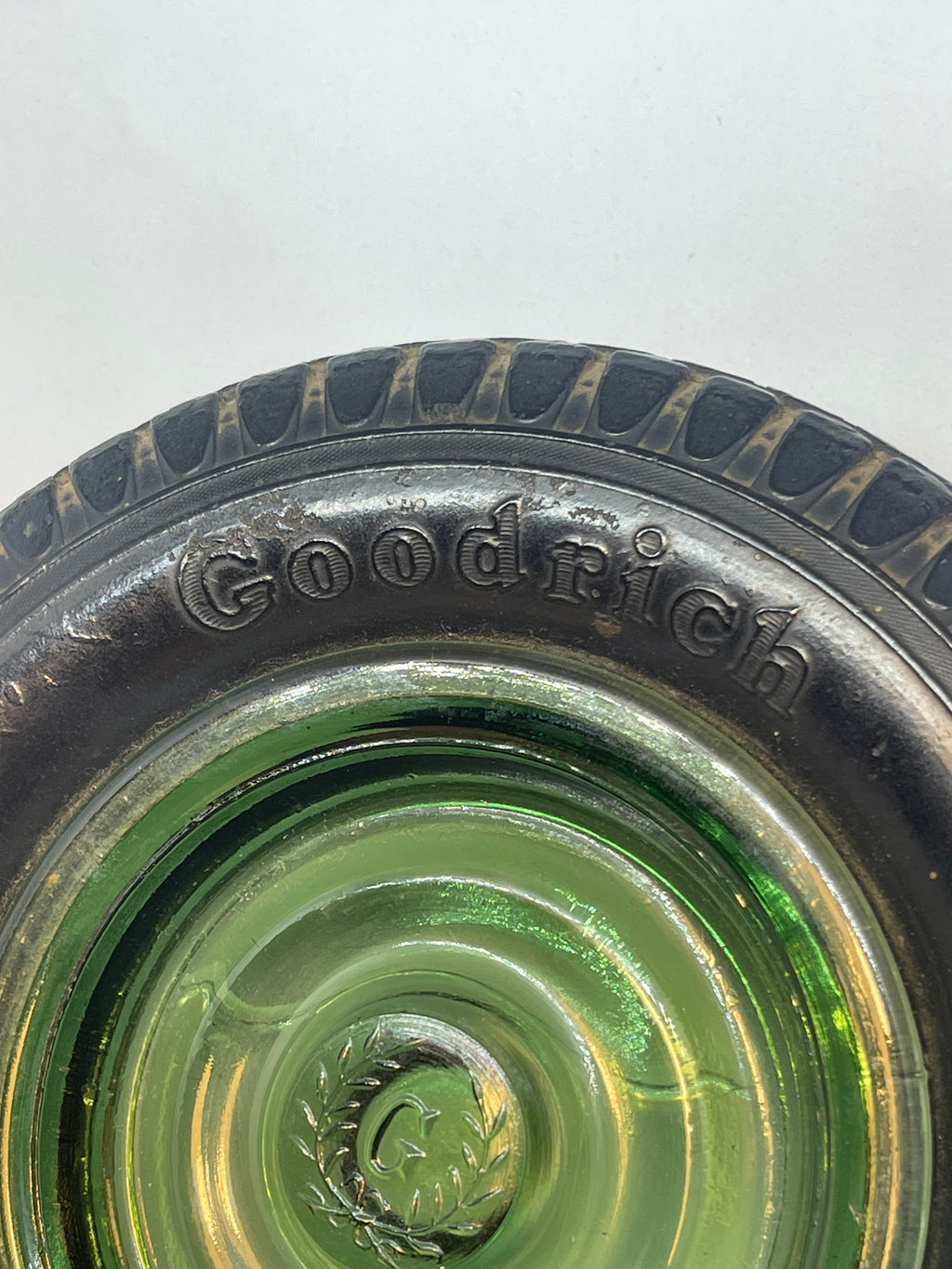 Posacenere Vintage BF Goodrich Anni 60 – Posacenere Pubblicitario da Collezione con Inserto in Vetro Verde