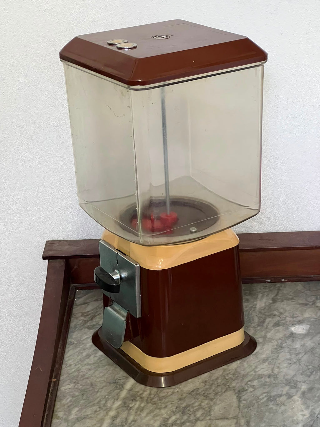 Distributore Automatico Vintage Anni '70 | Dispenser Caramelle e Noccioline Funzionante con Monete da 500 Lire (2 Monete Incluse) pezzo unico
