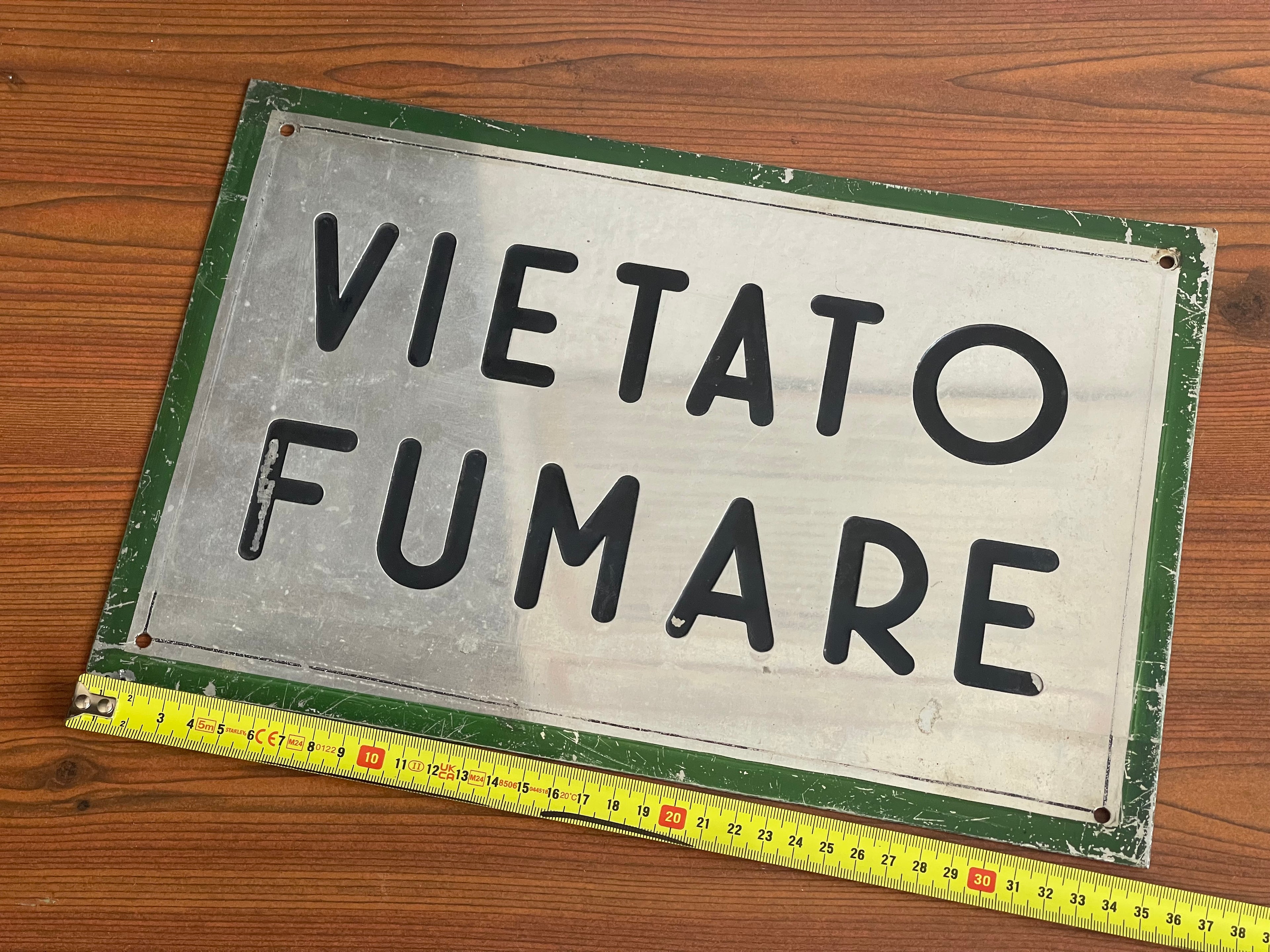 Targa Vintage "Vietato Fumare" in Alluminio a Rilievo – Segnaletica Industriale Anni '60/'70 - 35 cm
