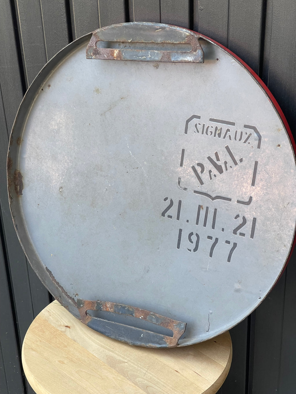 Cartello Stradale Vintage Divieto di Sosta in Latta Smaltata 1977 – Insegna d'Epoca da Collezione e Arredo Industriale