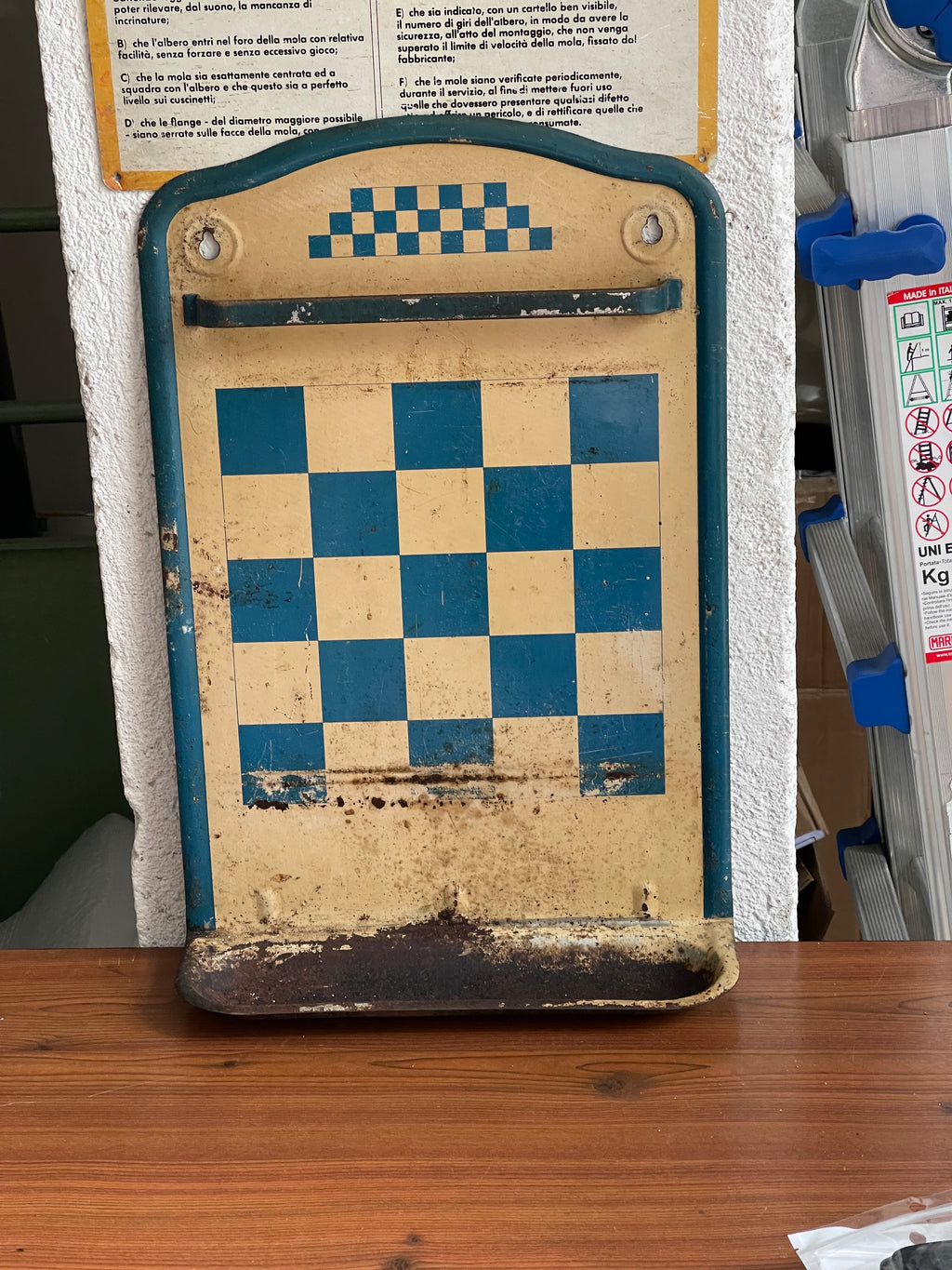 Portamestoli da Parete Vintage Anni '60 in Metallo Smaltato – Stile Lustucru a Scacchi Blu e Panna – Portautensili da Cucina Francese con Vaschetta Salvagoccia pezzo unico