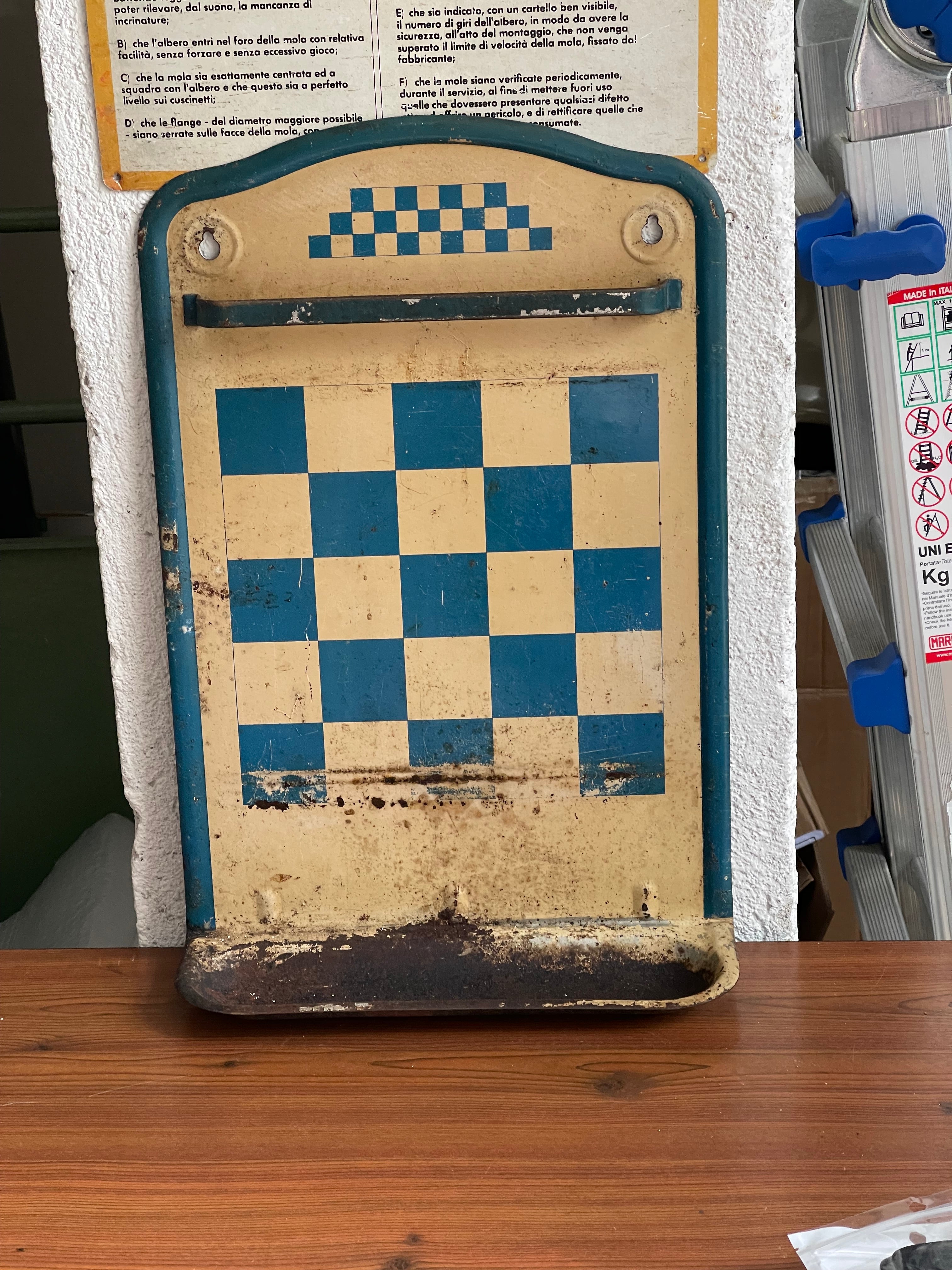 Portamestoli da Parete Vintage Anni '60 in Metallo Smaltato – Stile Lustucru a Scacchi Blu e Panna – Portautensili da Cucina Francese con Vaschetta Salvagoccia pezzo unico